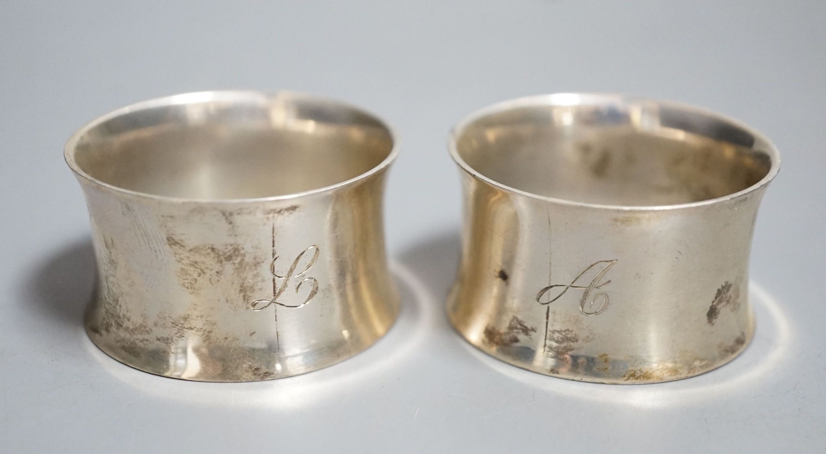 A pair of George V silver napkin rings, Atkin Brothers, Sheffield, 1918, engraved with the letter L, 85 grams.